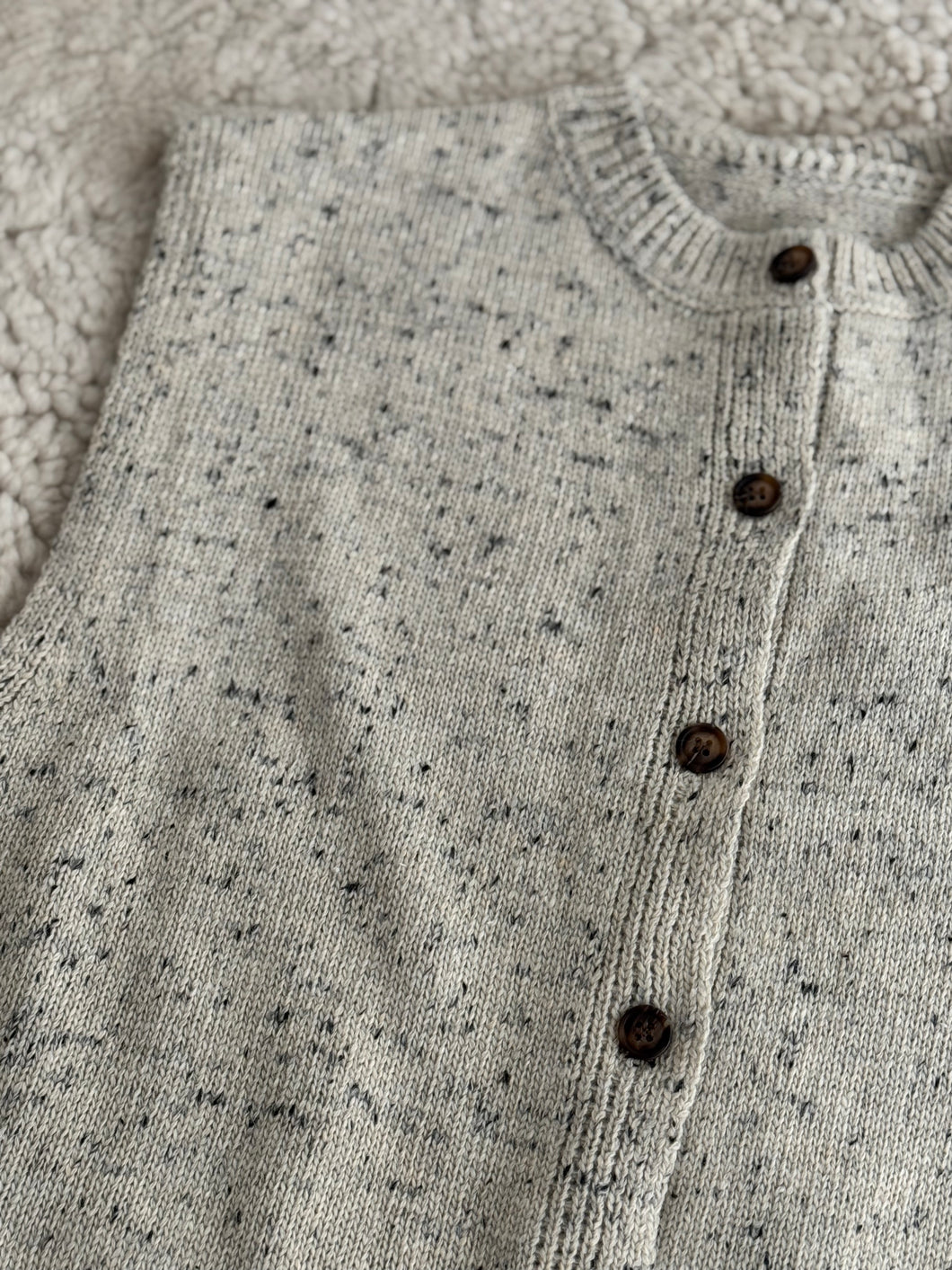 Speck knitted buttoned vest