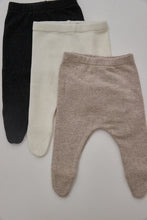 Pequeno - baby pant with feet cream