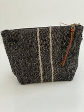 libeco Francis linen pouch with black stripe