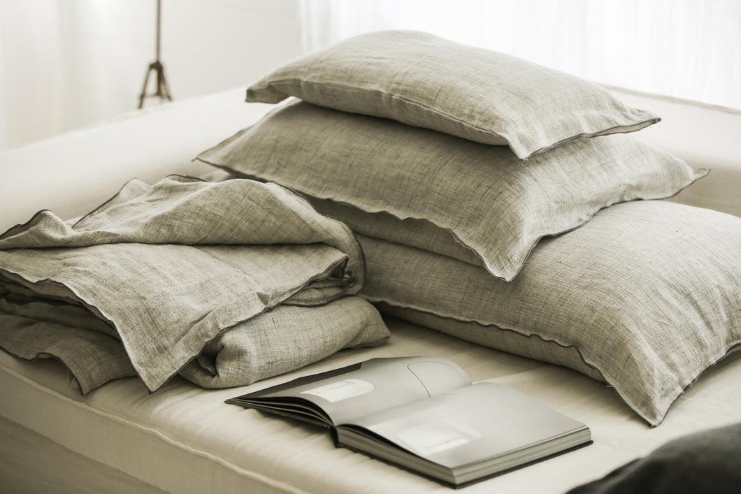 Bed and philosophy - Light grey linen bedding