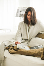 Bed and philosophy - Light grey linen bedding