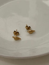 Leaf stud earrings