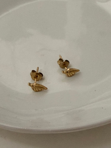 Leaf stud earrings