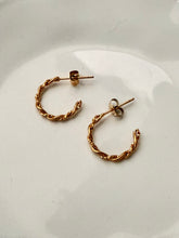 Textured intertwined hoop