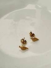Leaf stud earrings