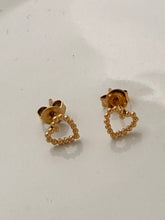 Mini dotted heart studs