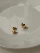 Leaf stud earrings