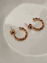 Textured intertwined hoop