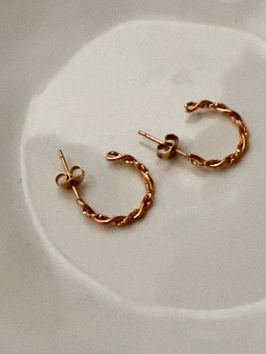 Textured intertwined hoop