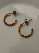 Textured intertwined hoop