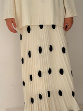 Skirt pleated with contrast polka dots