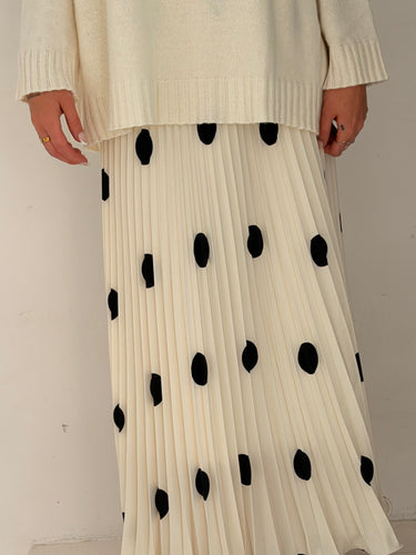 Skirt pleated with contrast polka dots