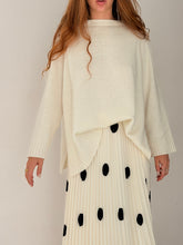 Skirt pleated with contrast polka dots