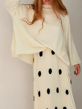 Skirt pleated with contrast polka dots