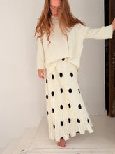Skirt pleated with contrast polka dots