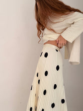 Skirt pleated with contrast polka dots