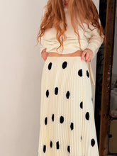 Skirt pleated with contrast polka dots