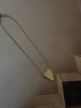 Heart bracelet on fine chain