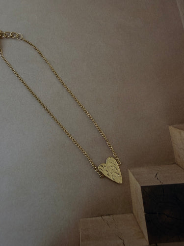 Heart bracelet on fine chain