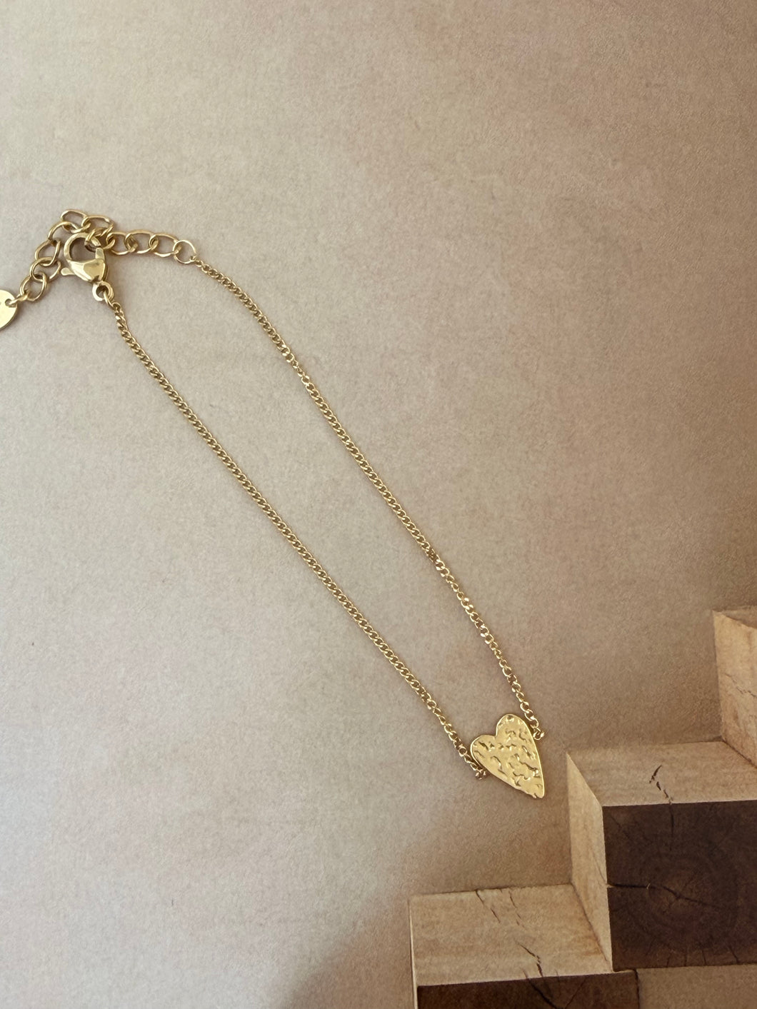 Heart bracelet on fine chain