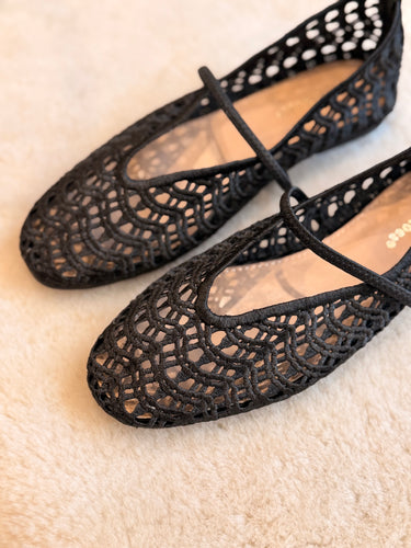 Design black ballet flat