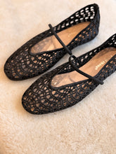 Design black ballet flat
