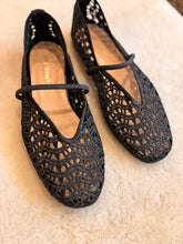Design black ballet flat