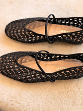Design black ballet flat
