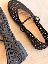 Design black ballet flat