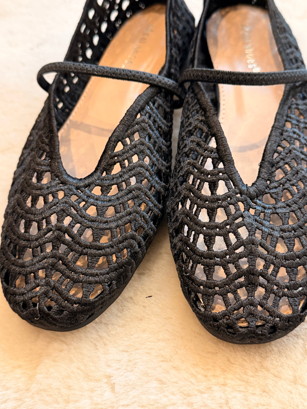 Design black ballet flat