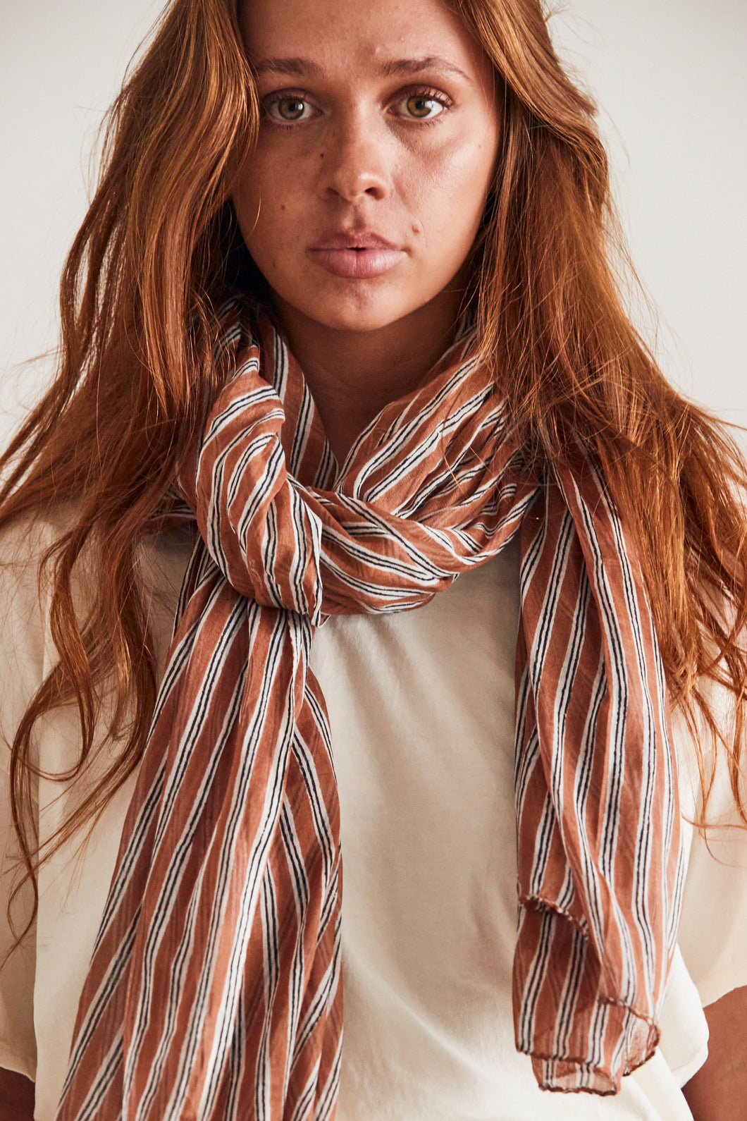 scarf stripe caramel, white, black