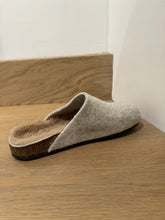 Feutre beige closed toe slides