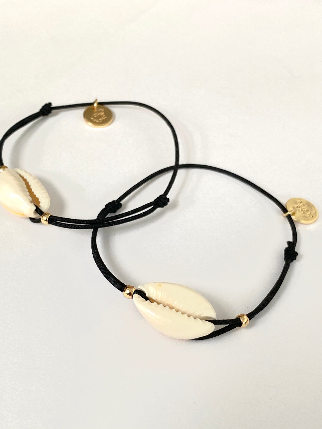 Shell bracelet on elastic string