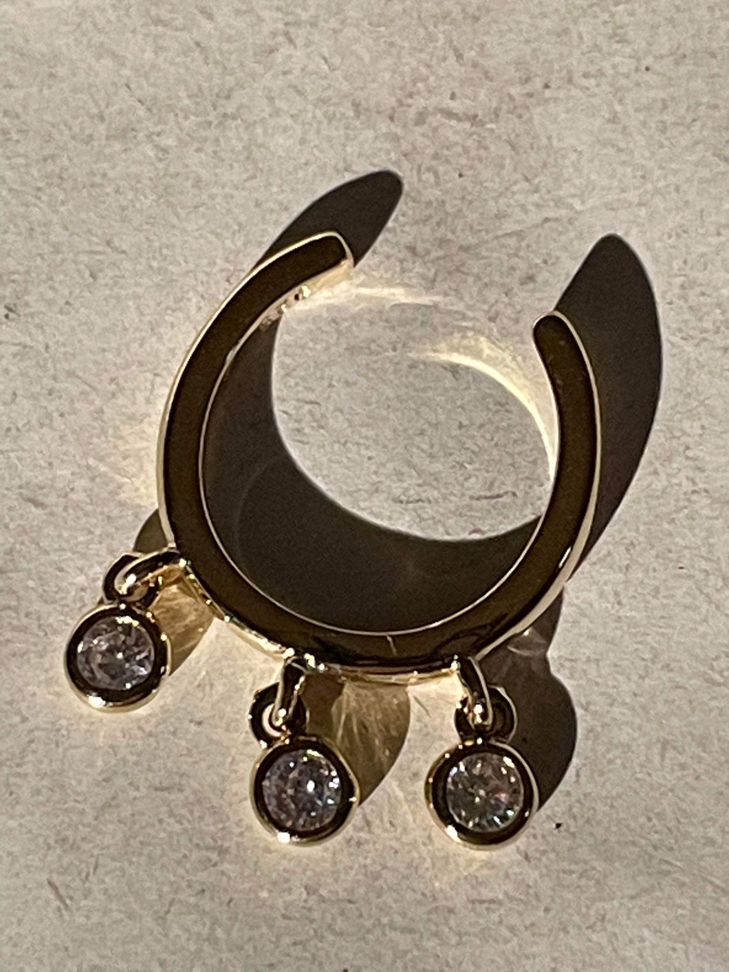 Cartilage earring with three stones