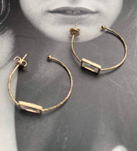 Twist hoops earring with stone