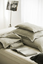 Bed and philosophy - Light grey linen bedding